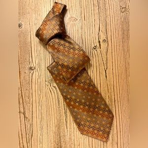 Tope with black, rust and blue pattern tie